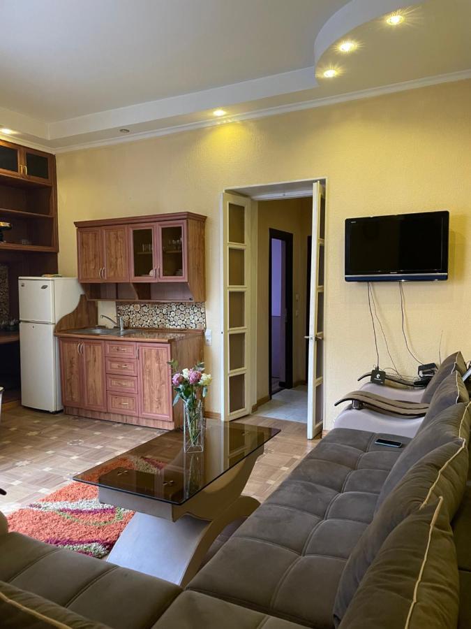 Cozy Apartment On Republic Square Yerevan Exterior photo